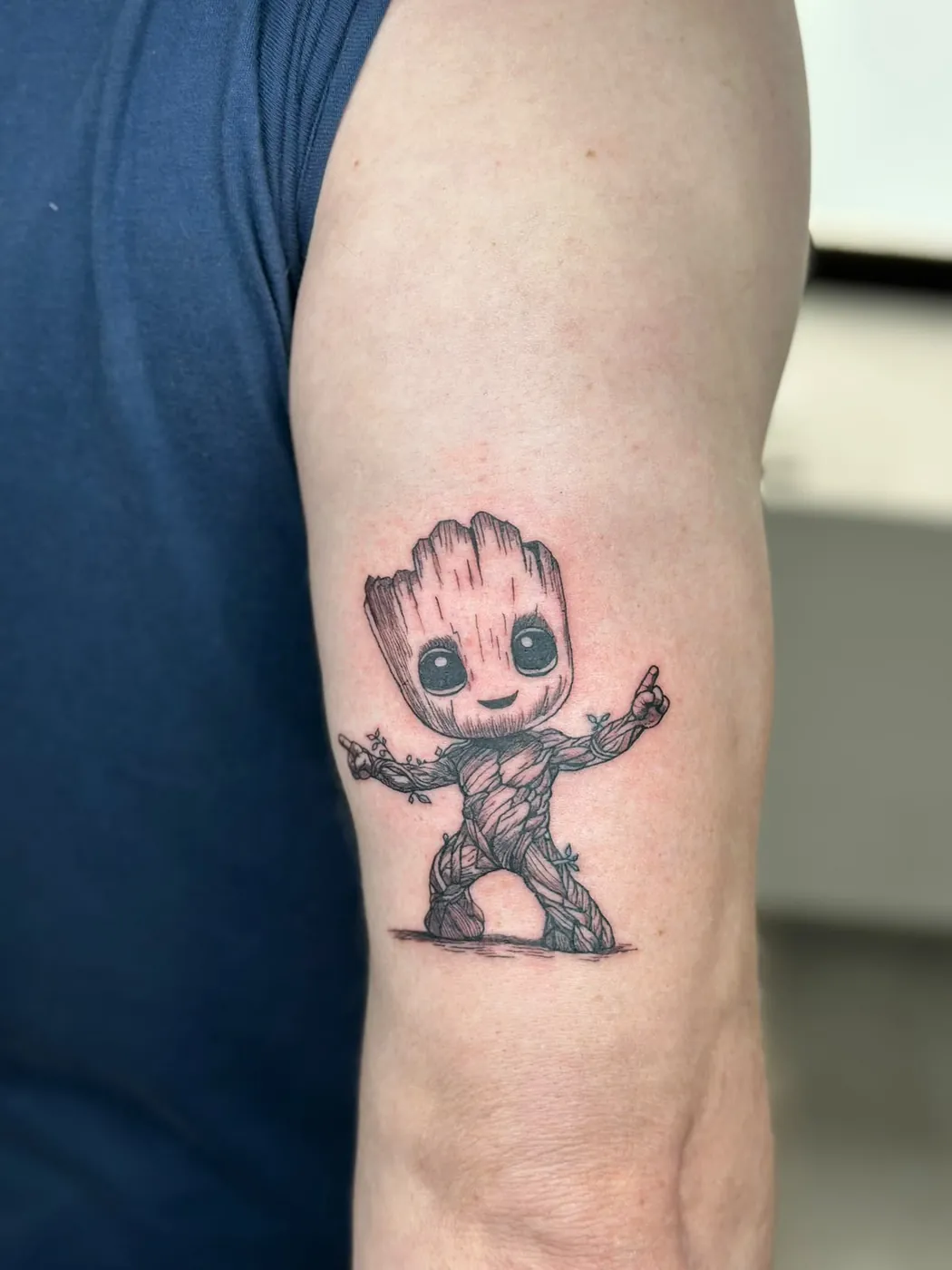 Baby Groot im Sketch-Stil am Oberarm — Tschenky, Alpenstich