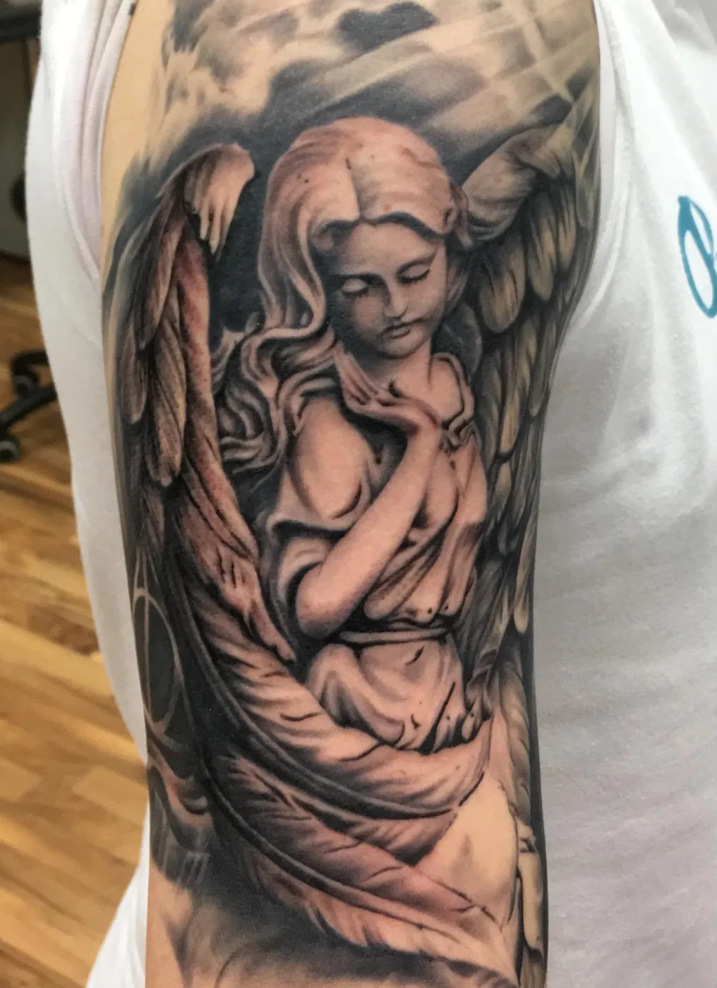 Engelsstatue mit Flügeln und Wolken als Oberarm-Sleeve in Black & Grey — Han, Alpenstich