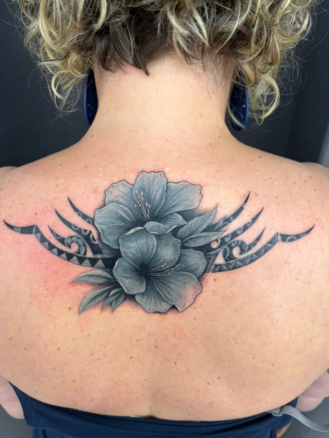 Hibiskusblüten mit Maori-Tribal-Ornament im oberen Rücken — Han, Alpenstich