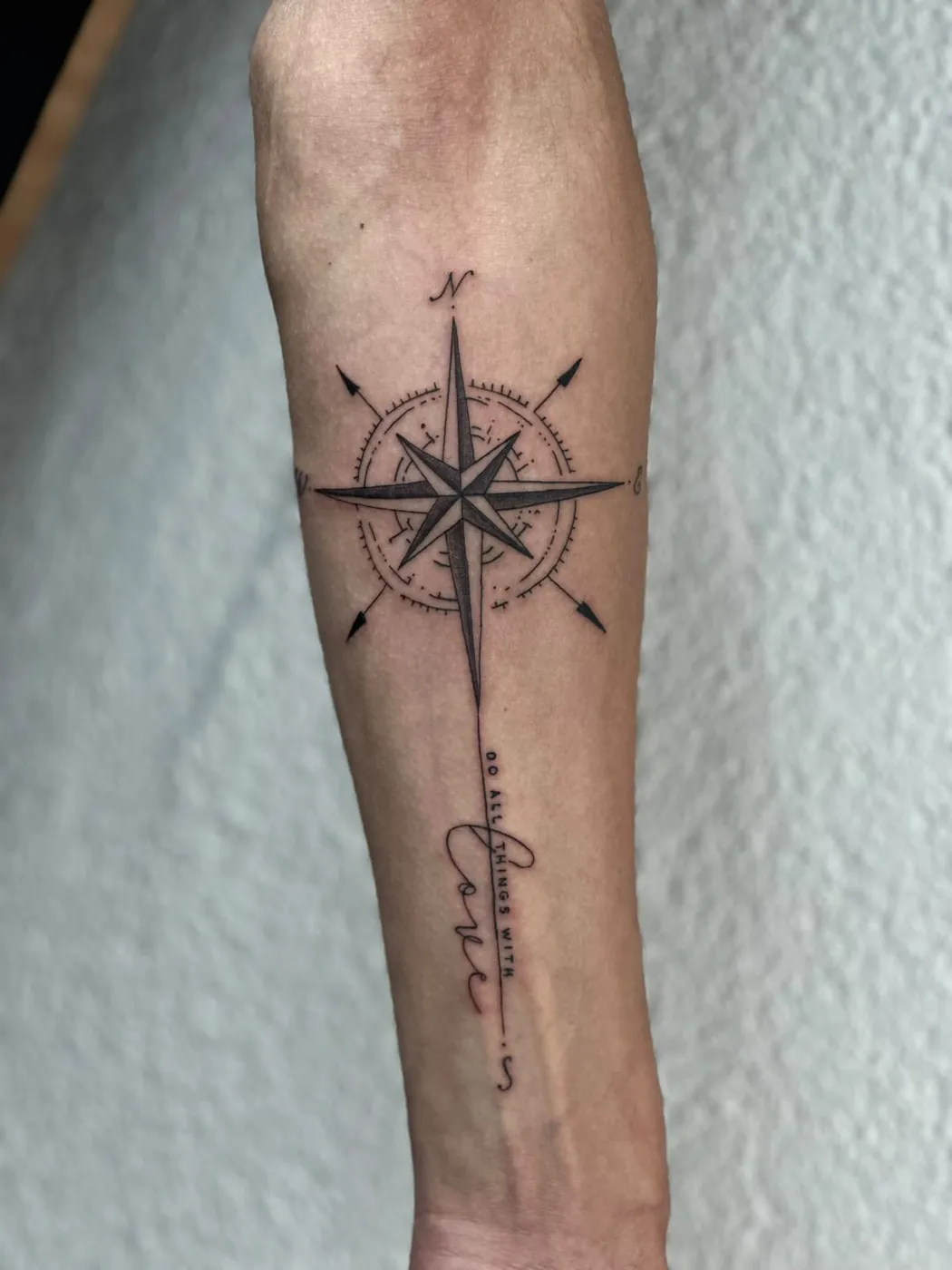 Kompass mit Windrose und feinem Schriftzug am Unterarm — Tschenky, Alpenstich