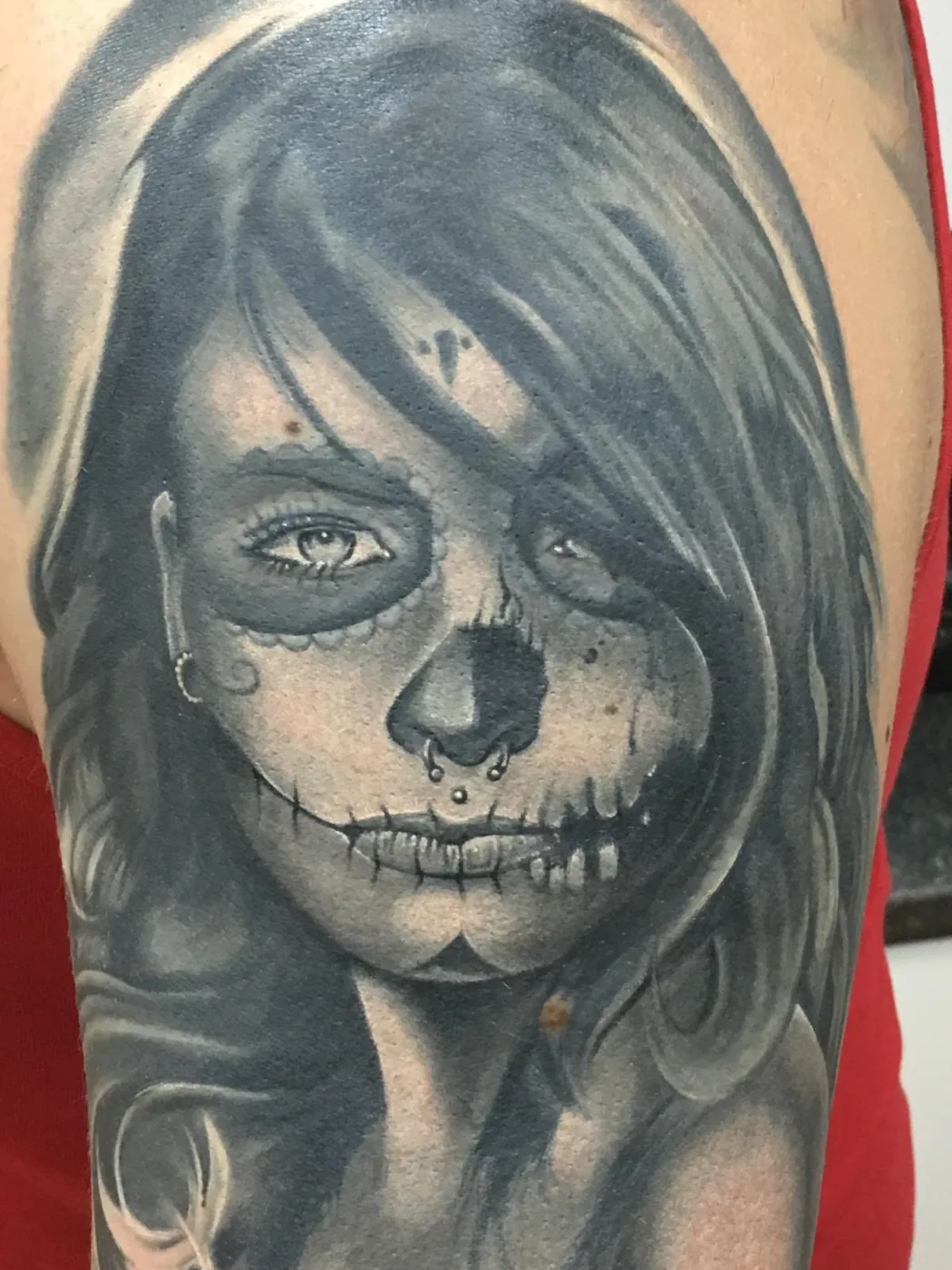 Catrina-Portrait im Black-&-Grey-Realismus am Oberarm — Han, Alpenstich