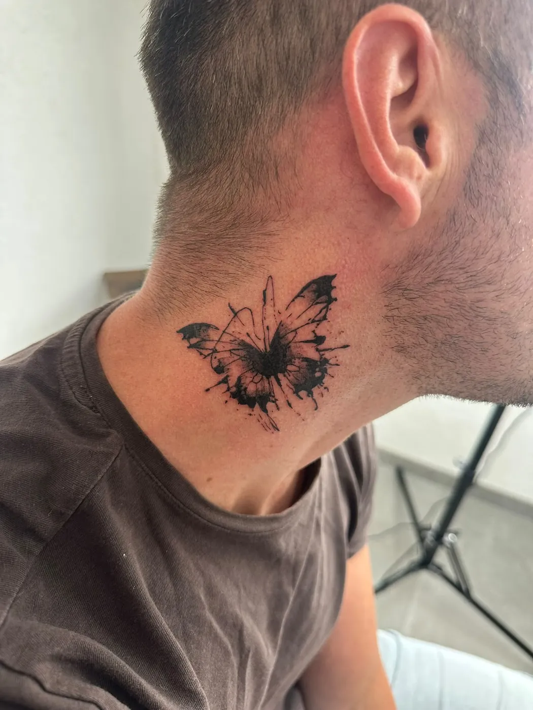 Trash-Polka-Schmetterling am Hals in tiefem Schwarz — Tschenky, Alpenstich