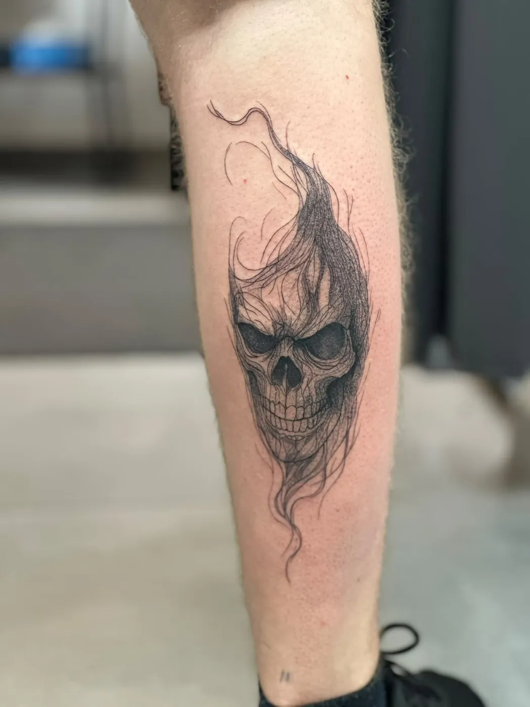Sketch-Style Totenkopf mit fließenden Linien an der Wade — Tschenky, Alpenstich